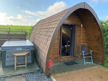 Camping pod and hot tub (added by visitor 28 Aug 2021)