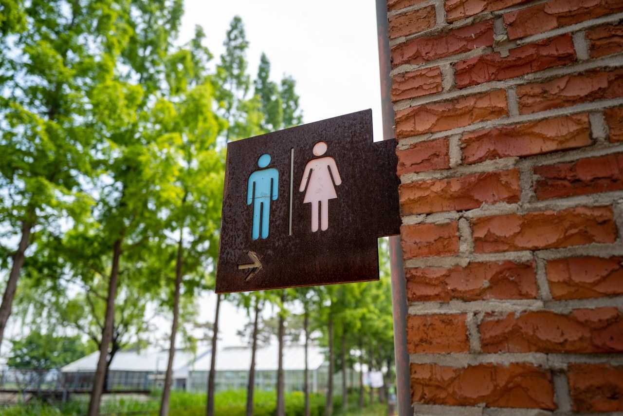 A signpost for toilet facilities (Sung Jin Cho / Unsplash)