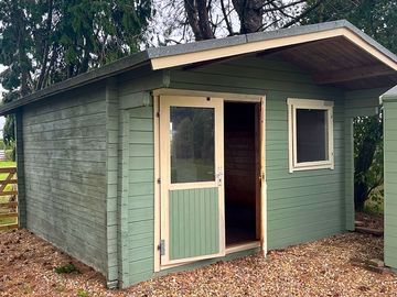 A summerhouse fitted out with running water, electricity and fridge