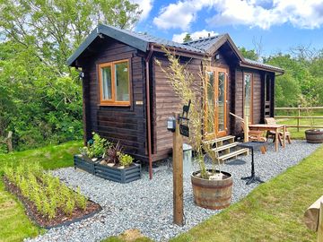 Shepherds hut nero outside (added by manager 05 jun 2024)