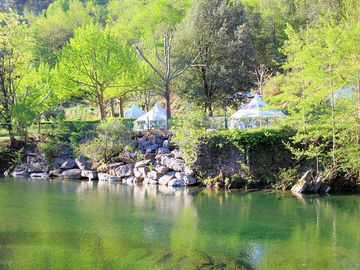 Yurt châtaigne near the river