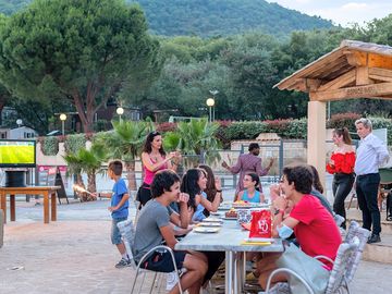Alfresco dining with football on the screen