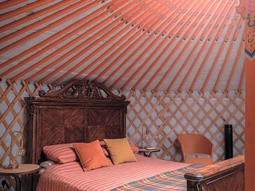 Super comfy kingsize bed with memory foam mattress
