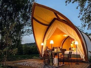 Blick in die zenzone lodge am abend