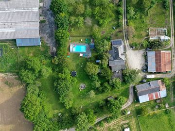 Vue du ciel, la partie jeu et piscine