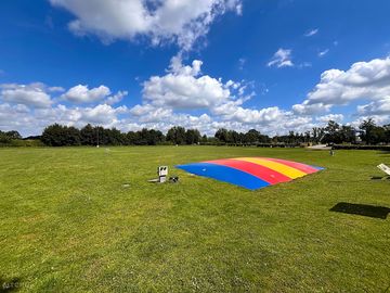 Kampeerveld de hoef staanplaats op gras volledig uitgerust