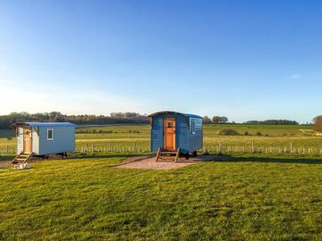 Cosy shepherd's hut with heating, kitchen & dining area. ideal for couples. sorry no pets allowed