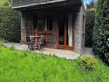 Cabin sheltered by hedges