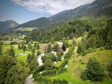 Etagen und zeltwiese am rafting camp palfau
