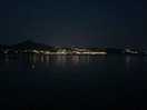 Di notte sulle rive del lago da camping azzurro