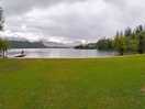 Di fronte al lago.