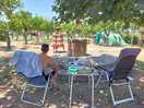 Relaxen in de schaduw van fruitbomen