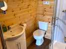 Spotless bathroom, with plenty of space