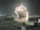 Auskaufendes schiff direkt am platz. 23:00 uhr.