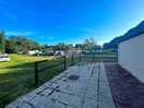 Sanitaire et vue sur le champs du camping