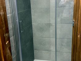 Large cubical with push button shower , lots of hot water