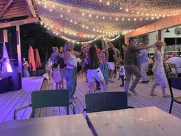 Muziek avond bij het restaurant.