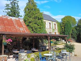 The bar and restaurant. stunning.