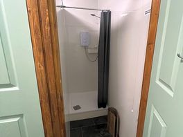 3 showers in the ladies