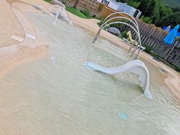 La bain activé piscine pour les plus petit a proximité du jacuzzi