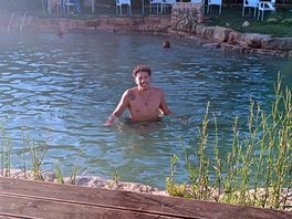 Piscina parece um lago ideal para adultos e crianças