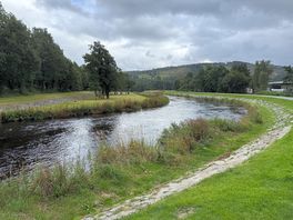 River 5 mins walk where you can let your dog off and walk goes to end of high street