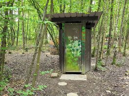 Compost toilet with the urinal behind the hut