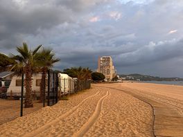 Langs het strand
