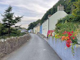 Walk to nearest pubs & cafes