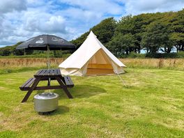 Bench, parasol and firepit included