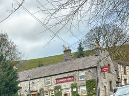 Very nice local pub, lovely food & dogs welcome.