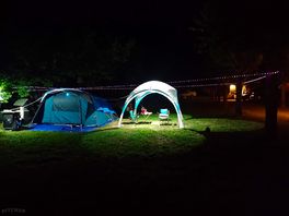 Foto de noche de la parcela.