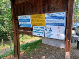Tablica informacyjna na campingu