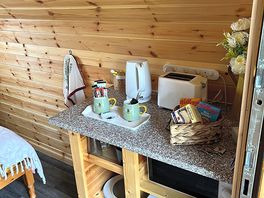 Little kitchen and lovely welcome hamper.