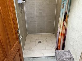 Lovely and roomy shower! best sized shower cubicle i’ve come across