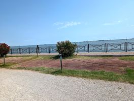 Vista desde parcela delimitada por sigas y cadenas