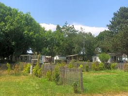 Pitches with clearly defined boundary fences & shrubs