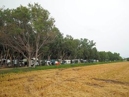 Por la parte de fuera atrás del camping
