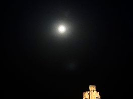 Luna llena con mirada al castillo de benabarre desde el camping