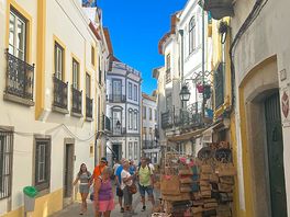 Quirky streets of evora.