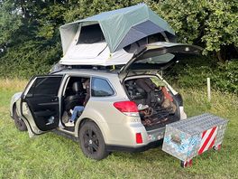 Schöne wiese mit auto befahrbar und perfekt für den aufenthalt mit dachzelt.