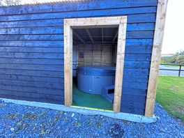 Nice covered hot tub