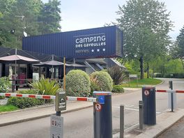 Entrada y tienda-bar