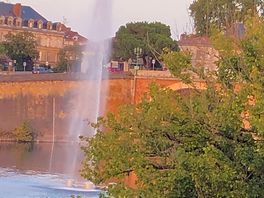 Der sprinbrunnen vor der brücke