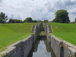 De oude sluis in het dorp