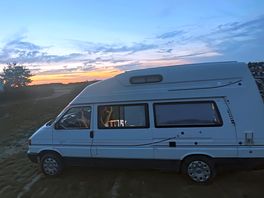 Camping-car au coucher de soleil