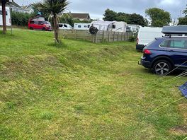 Pub on site,harbour and shops a 5min walk. beach 10mins very nice.