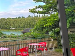 Great little snack bar with lake views