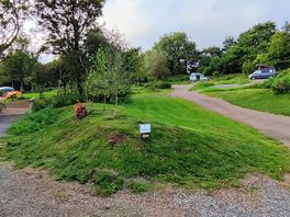 Vanaf sanitairgebouw gezien, de camping.