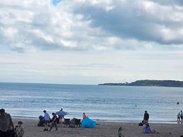 Lovely views in nearby tenby beach great busy